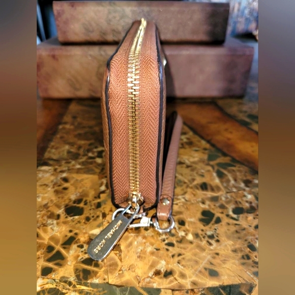 🟠LOW START🟠Michael Kors Crossbody and wallet set - Picture 16 of 16